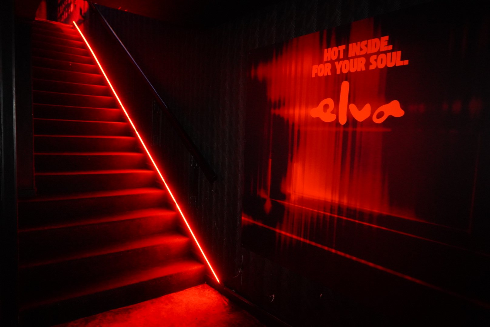 Escalier éclairé en rouge